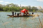 松尾の葵祭 : 桂離宮近くの堤から桂川を横切り、東岸の河原斎場への船渡御