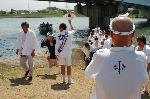松尾の葵祭 : 松尾大社の神紋である双葉葵が法被に見られる。