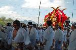 松尾の葵祭 : 桂川を船で渡御し河原斎場へ、その後氏子町のお旅所へ向かう。