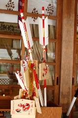 松尾の葵祭 : 主祭神オオヤマクイノミコトのご神体鳴鏑に肖った破魔矢。