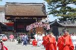 葵祭 　雅と勇壮 : 最後尾となる牛車(女房車)が建礼門を後にする。