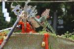 春祭/ 下鴨神社　御蔭祭 : この錦蓋に神霊がお移りになり、神馬にのせられる。