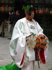 春祭/ 下鴨神社　御蔭祭 : 「切芝の神事」にある「東遊（あずまあそび）の舞」の雅楽