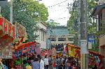 御霊祭 : 御霊祭の正門前参道に並ぶ屋台