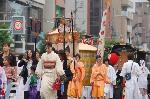 御霊祭 : 稚児行列のあとに猿田彦大神の幟と牛車(御車)