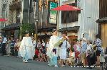 知られざる祇園祭　神宝奉持列 : 持ち方で誇りの高さが伺える