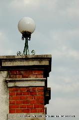 洋館を訪ねて　烏丸三条 : 隣地境界に立つ外灯