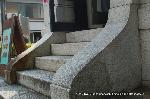 洋館を訪ねて3　三条通 : 階段は重厚な石積みである