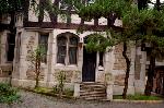 ヴォーリズの京都に残した洋館 : 門扉から木々の下を歩くと・・・