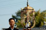 泉涌寺即成院　二十五菩薩お練り供養 : 柄のついた幡蓋(ばんがい/傘の形の装身具)を持つ