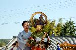 泉涌寺即成院　二十五菩薩お練り供養 : 釈迦如来の脇侍で、華鬟(けまん/装身具)を持つ法自在王(文殊菩薩)
