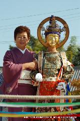 泉涌寺即成院　二十五菩薩お練り供養 : 仏教で用いる呪文、言葉の力で仏法を保持して悪法を防ぐ陀羅尼菩薩は衣をひるえした舞姿