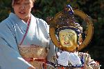 泉涌寺即成院　二十五菩薩お練り供養 : 白象王(びゃくぞうおう)菩薩は七力(しちりき)に宝幢(ほうばん/宝の旗鉾)