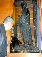 木食正禅上人と洛陽六阿弥陀めぐり : さかさ蓮華と住職(京都新聞社より借用転載)