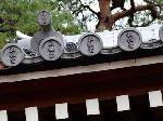 ミッドナイト念仏 in 御忌 : 永観堂の寺名入り瓦が緑に映えている。秋には紅葉に映える。