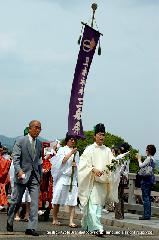 三船祭　車折神社 : 巡幸を先導する神官と幟