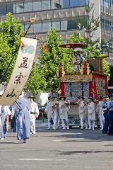 祇園祭　異文化とのであい : 2010年　胴掛「仙人・貴女仙境図(1808年作)」から、亡平山郁夫画伯の遺作となった「砂漠らくだ行」に取り替わる