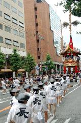 祇園祭　鉾町の和菓子 : 河原町通を巡行