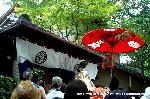 祇園祭　鉾町の和菓子 : 中村楼に入る騎乗の生き稚児