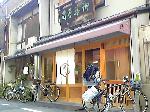 祇園祭　鉾町の和菓子 : 菊水鉾の会所の茶席で使われる「したたり」が作られる