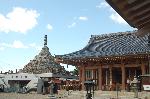 京の盆踊りは六斎念仏 : 本堂に千体仏塔