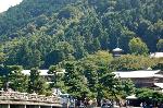 重陽で一杯　月見で二杯 : 嵐山中腹の多宝塔を望む
