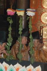 重陽で一杯　月見で二杯 : 寺院で雅楽が、宮中の菊の花(被綿)もある