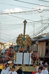 ずいき祭に　秋の剣鉾