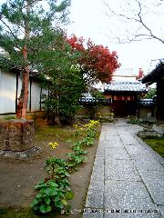 近場で紅葉狩 : 方丈玄関に続く石畳、後方に玄関・前方は二の門