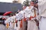 広隆寺　聖徳太子御火焚祭 : ほら貝を吹く山伏が先導