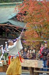 広隆寺　聖徳太子御火焚祭 : 呪文口上とともに矢を放つ山伏