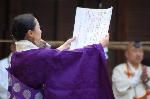 広隆寺　聖徳太子御火焚祭 : 願文読み上げる導師
