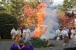広隆寺　聖徳太子御火焚祭 : 護摩木が次々と投げ込まれる