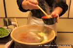 猪熊鍋を食せる比良山荘 : 薄くスライスされた熊肉をしゃぶしゃぶと