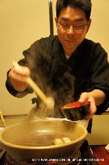 猪熊鍋を食せる比良山荘 : 主との会話も弾み　鍋奉行を学ぶ
