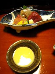 猪熊鍋を食せる比良山荘 : 向付　/ 鹿と岩魚と鯉の刺身に、辛味大根と山葵と菊が付け合せとなっている。