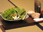 猪熊鍋を食せる比良山荘 : 芹・丸葉菊菜・きのこ