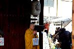 師走の東寺 : 大師堂の山門にて