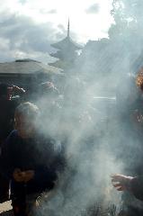 終い弘法・終い天神 : 線香の煙に五重塔