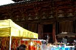 終い弘法・終い天神 : 講堂西は骨董に古着のテントが