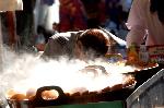 師走の東寺 : グツグツとおでんが寒風に・・・