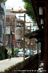 京都街角風景 : 五所光一郎さん こちらは御幸町御池から、「柊屋」さんは献灯が下っていました。自転車も似合うな。