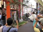 京都街角風景 : 丸十田中商店 田中 正人さん オハケ神事。７月２３日。又旅社では還幸祭の前日、神事斎行を控えて祭りの無事を祈ります。社前に「オハケ」と称して鳥居に向かって右側に水辺を表す芝生を植え、神の依り代である御幣三本を立て四隅の斎竹（いみだけ）を建てる神事が行われます。
ここ又旅社は祇園祭り発祥の地とも呼ばれています。