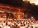 京都街角風景 : 吉川 忠男さん　八坂神社に帰ってきました。本殿前の差し上げ。