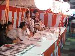京都街角風景 : 粟倉紙工　粟倉 繁一さん　函谷鉾町産業会館テント内。
みんながんばってます。いい顔です。