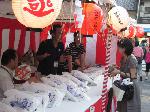 京都街角風景 : 粟倉紙工　粟倉 繁一さん　函谷鉾町産業会館テント内。
みんながんばってます。いい顔です。