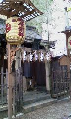 京都街角風景 : 和食とお鮨 ことぶきや　山野 敏之 さん　烏丸通り錦小路上がるのオフィス街のビルとビルの合間に注連縄が張られた石の鳥居があり、その奥には普段は木の枠で封じられた井戸があります。

　この地はかつて　祇園社の御旅所があったところで、神社の社務を勤める藤井助正の屋敷地でした。
　庭前に牛頭天王社を建て毎朝この冷水を奉供していました。
　織田信長が上洛して、御旅所が移転の後もこの井戸の水は格別なので井戸に施錠し鍵は町分に渡して、毎年祇園祭の時のみこの井戸を開放し諸人へこの神水を施行せしめたと言われています。

　昔は長刀鉾のお稚児さんが馬に乗ってきて、この井戸で手をゆすいで拝んでいったということですが、ある時期より儀式の簡素化がはかられた際にその行事は途絶えたそうです。

　一説によると井戸は地下水脈で八坂神社とつながっていると信じられています。
　なので、夏にこの水を飲んだら、疫病にかからないと言われてきました。　

　今朝は手をゆすいで、一口いただいてきました。名水と言われている通り雑みのない清らかな冷たい清水でした。

15日から24日まで井戸が開放されています。　鉾町に足を運ばれた際にぜひ立ち寄ってみてください。