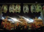 京都街角風景 : サンケイデザイン　吉川 忠男 さん　八坂神社拝殿にて燦然と輝く３基の神輿。明日山鉾巡行のあといよいよ出番です。